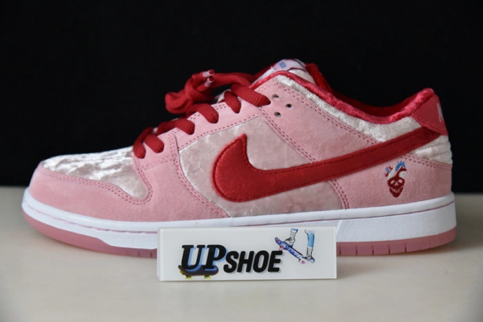 Nike SB Dunk Low StrangeLove Skateboards  CT2552-800