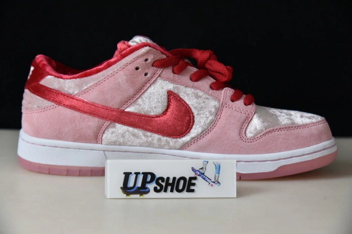 Nike SB Dunk Low StrangeLove Skateboards  CT2552-800