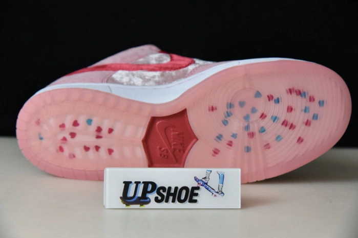 Nike SB Dunk Low StrangeLove Skateboards  CT2552-800