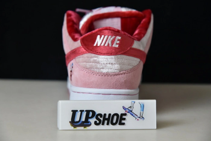 Nike SB Dunk Low StrangeLove Skateboards  CT2552-800