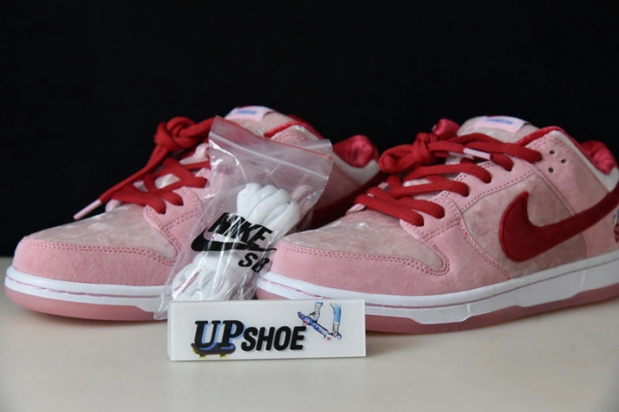 Nike SB Dunk Low StrangeLove Skateboards  CT2552-800