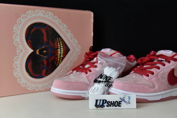 Nike SB Dunk Low StrangeLove Skateboards  CT2552-800