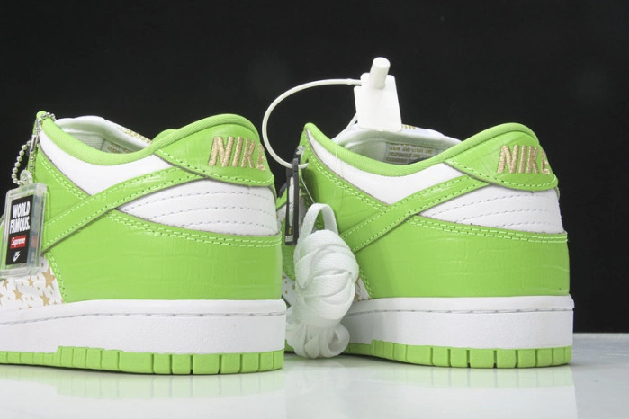 Nike SB Dunk Low Supreme Stars Mean Green DH3228-101