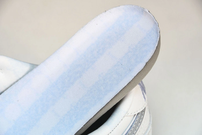Nike SB Dunk Low White Lobster (Friends and Family)   FD8776-100