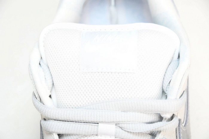 Nike SB Dunk Low White Lobster (Friends and Family)   FD8776-100