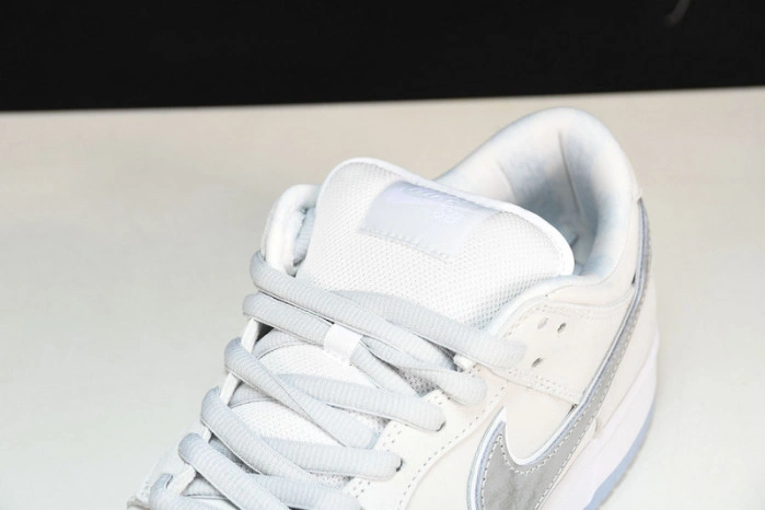 Nike SB Dunk Low White Lobster (Friends and Family)   FD8776-100