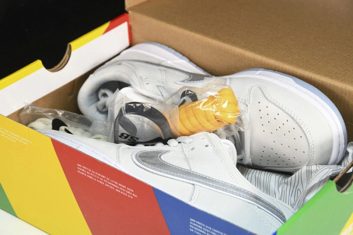 Nike SB Dunk Low White Lobster (Friends and Family)   FD8776-100