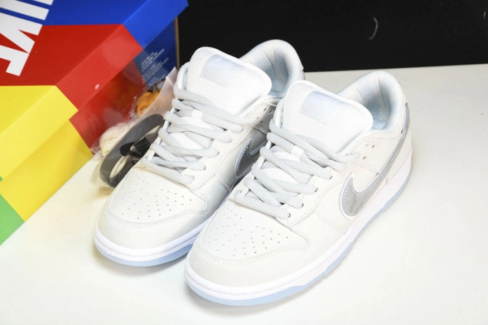 Nike SB Dunk Low White Lobster (Friends and Family)   FD8776-100