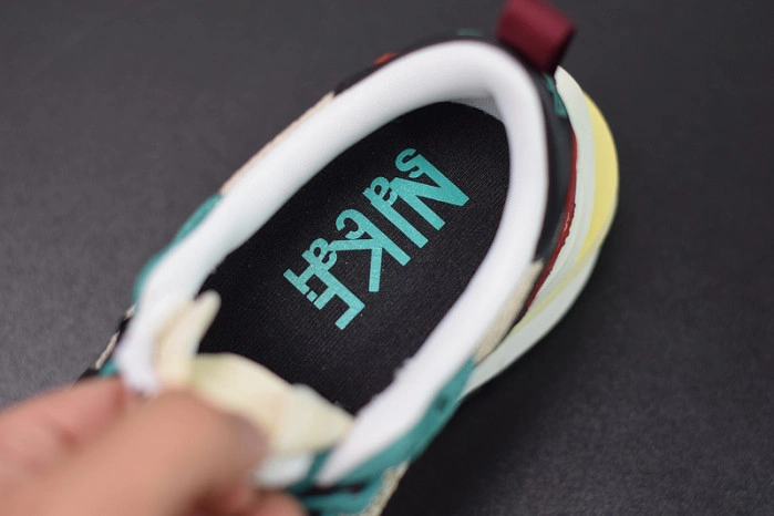 Nike Vaporwaffle sacai Villain Red Neptune Green   DD3035-200