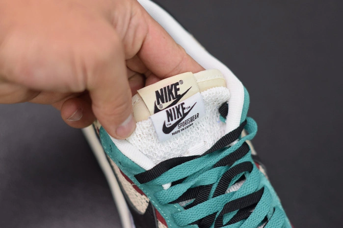Nike Vaporwaffle sacai Villain Red Neptune Green   DD3035-200
