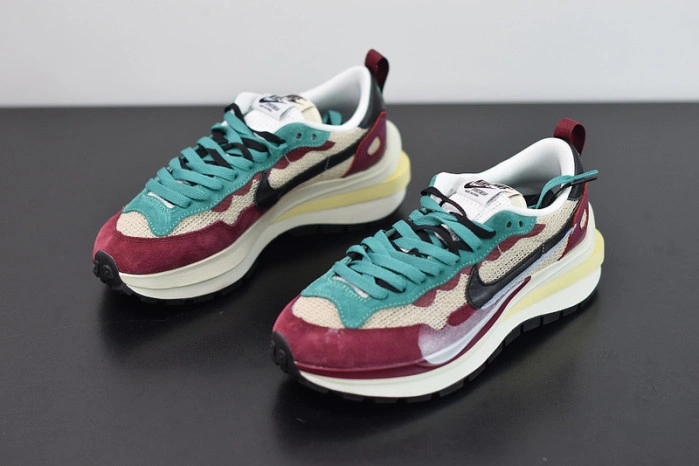 Nike Vaporwaffle sacai Villain Red Neptune Green   DD3035-200