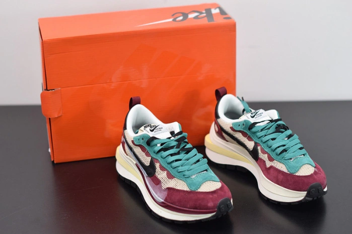 Nike Vaporwaffle sacai Villain Red Neptune Green   DD3035-200