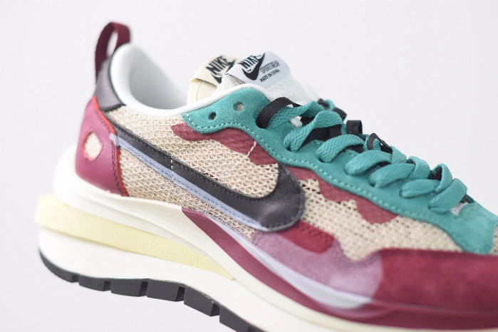 Nike Vaporwaffle sacai Villain Red Neptune Green   DD3035-200