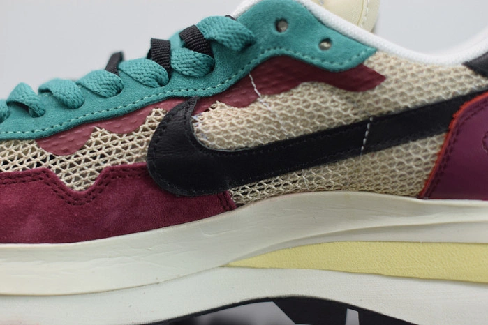 Nike Vaporwaffle sacai Villain Red Neptune Green   DD3035-200