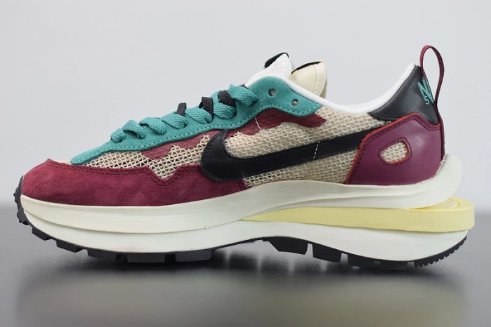 Nike Vaporwaffle sacai Villain Red Neptune Green   DD3035-200