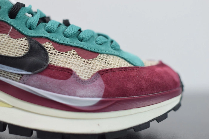 Nike Vaporwaffle sacai Villain Red Neptune Green   DD3035-200