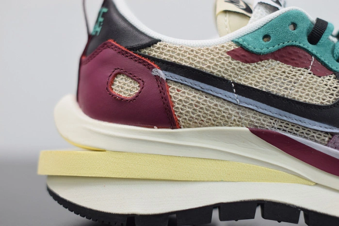 Nike Vaporwaffle sacai Villain Red Neptune Green   DD3035-200