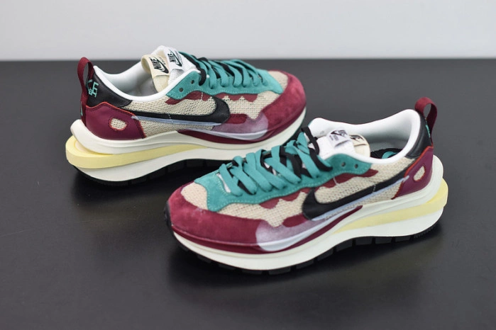 Nike Vaporwaffle sacai Villain Red Neptune Green   DD3035-200