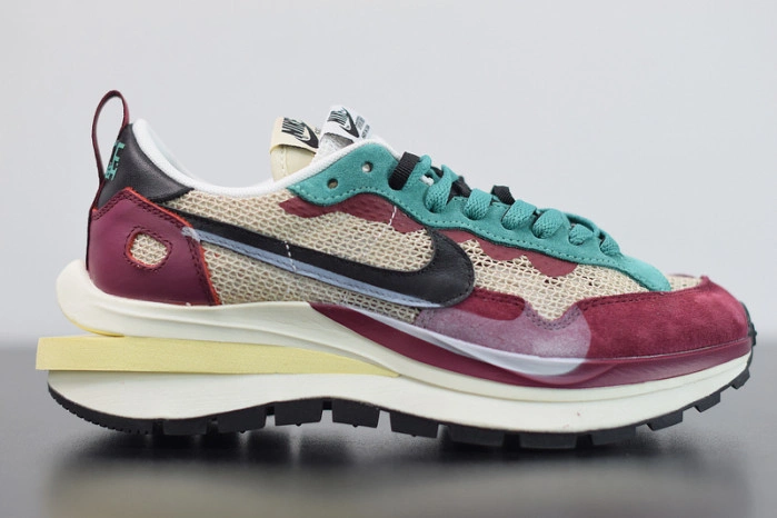 Nike Vaporwaffle sacai Villain Red Neptune Green   DD3035-200