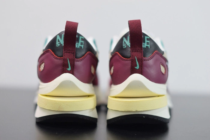 Nike Vaporwaffle sacai Villain Red Neptune Green   DD3035-200