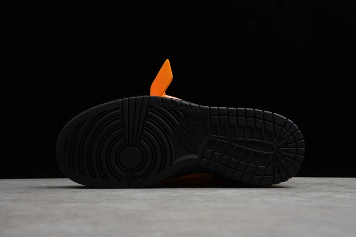 O-W NIKE AIR RUBBER DUNK “UNIVERSITY GOLD” CU6015-700