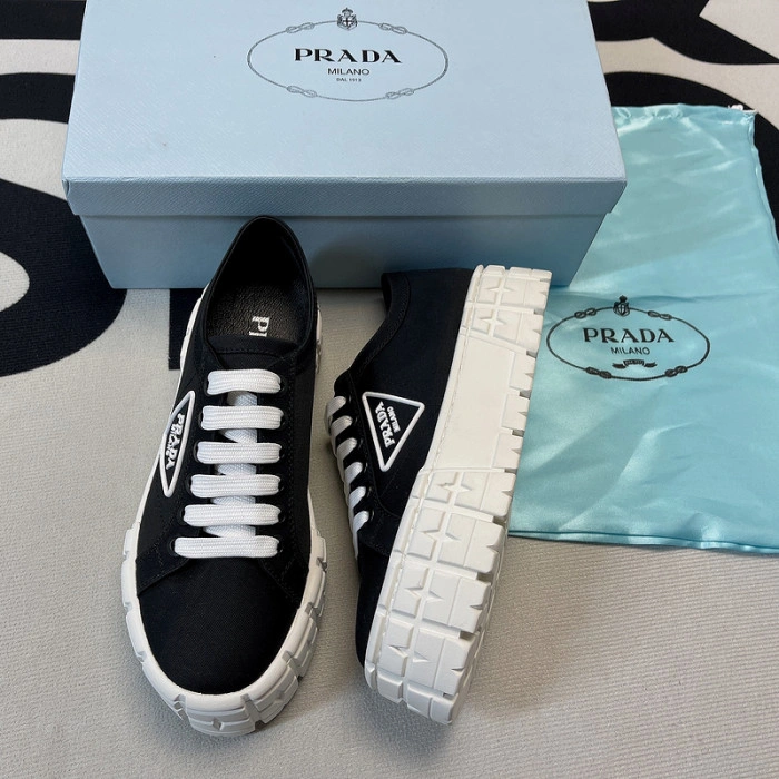 PRADA  LOW TOP SNEAKE
