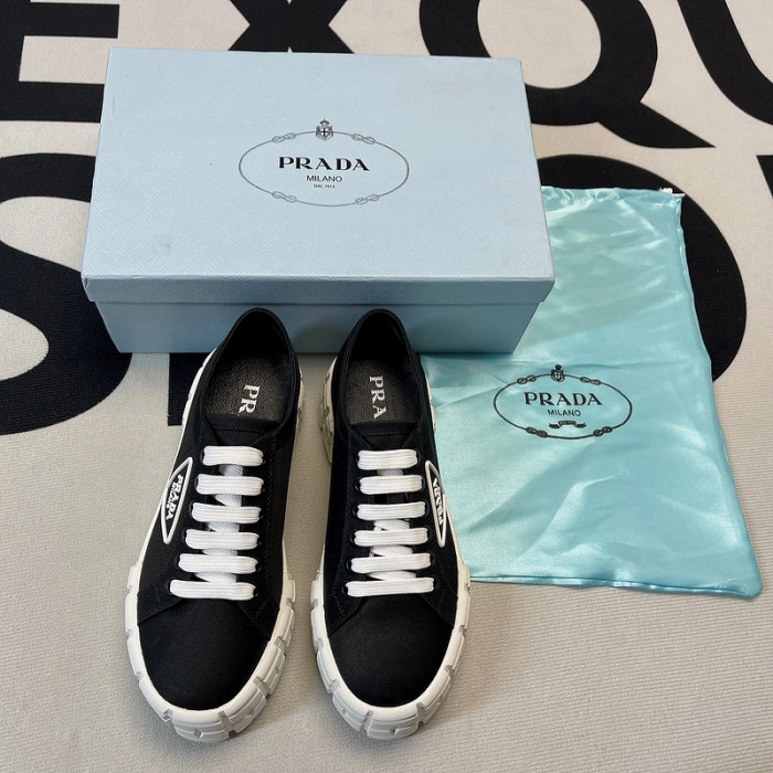 PRADA  LOW TOP SNEAKE