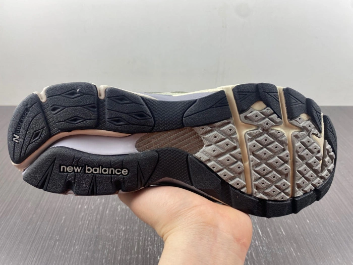 Patta Keep Your Family Close x New Balance 990 v3   M990PP3
