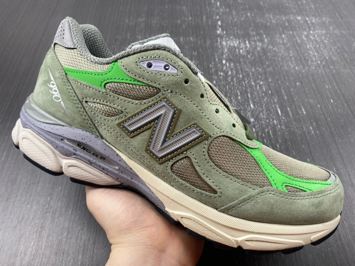 Patta Keep Your Family Close x New Balance 990 v3   M990PP3