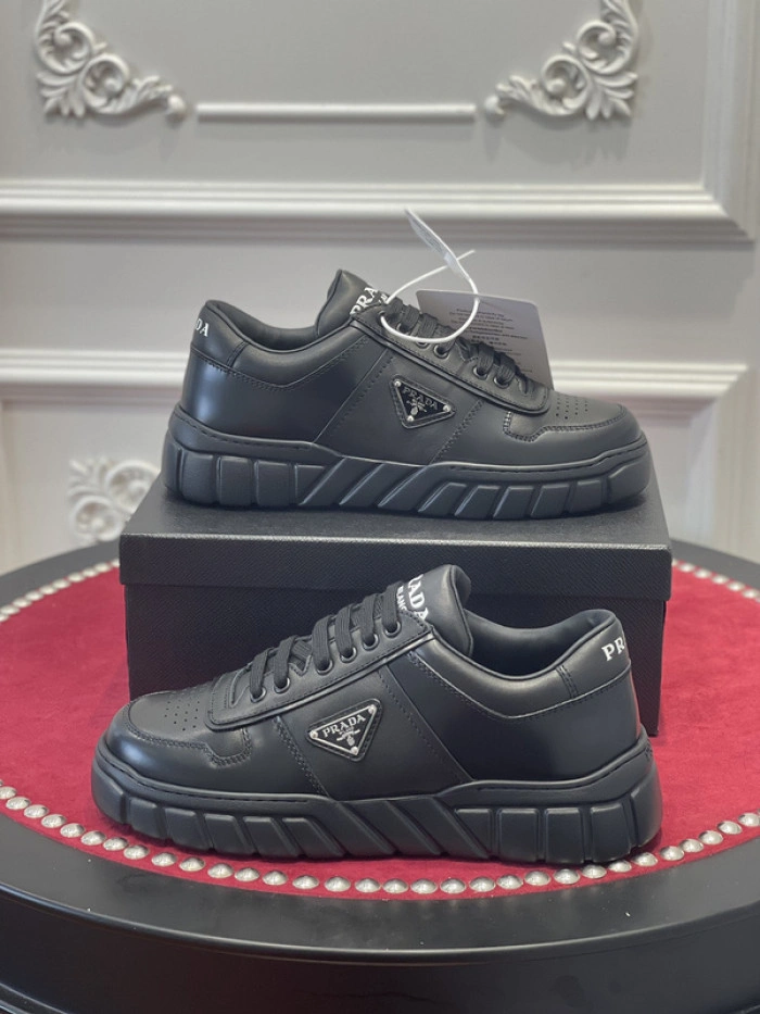 Prada-Monolith black