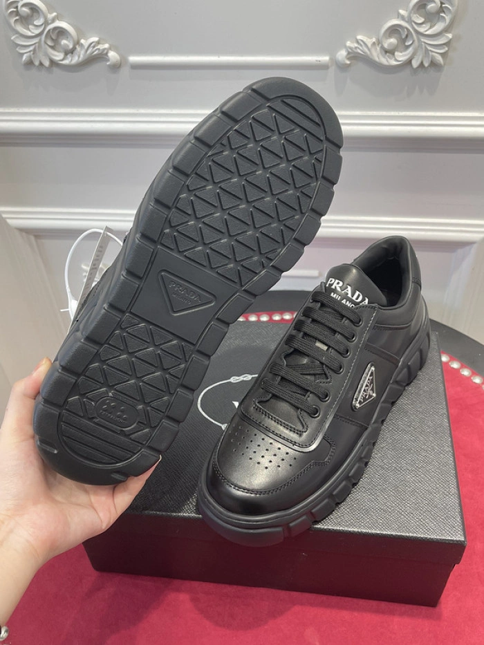 Prada-Monolith black