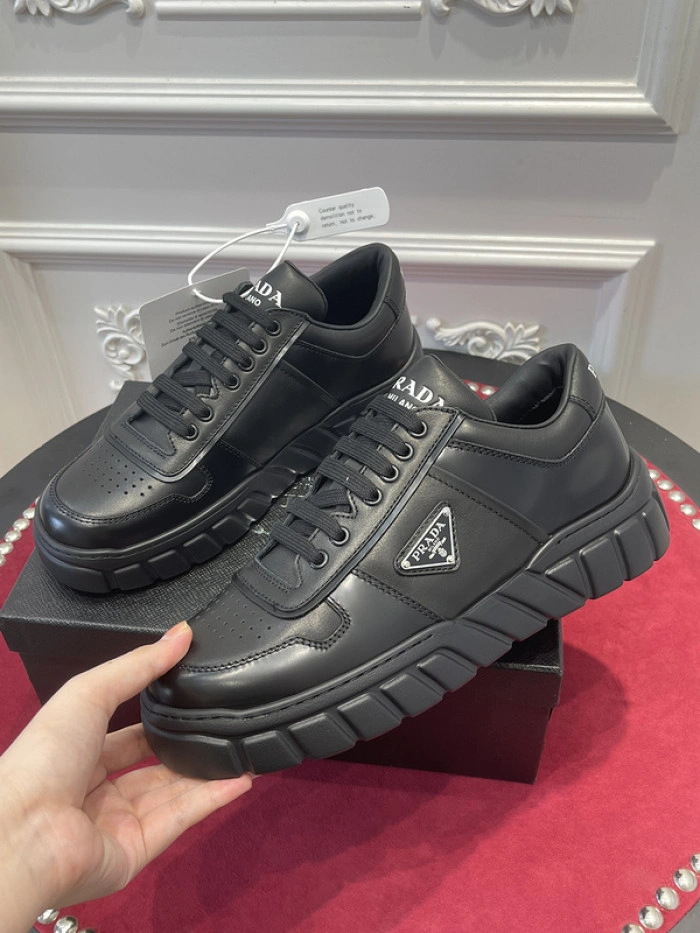 Prada-Monolith black