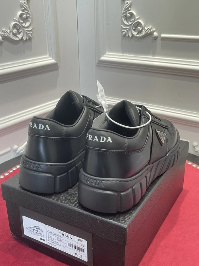 Prada-Monolith black