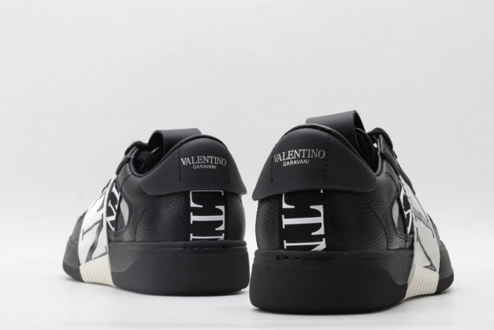 Va*lentino sneaker
