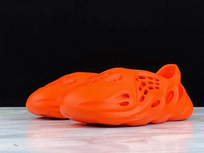 YEEZY FOAM RUNNER NACARAT