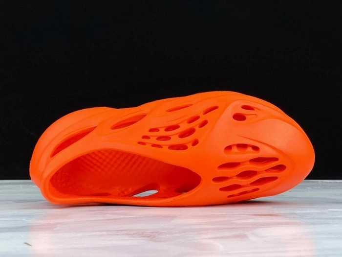 YEEZY FOAM RUNNER NACARAT