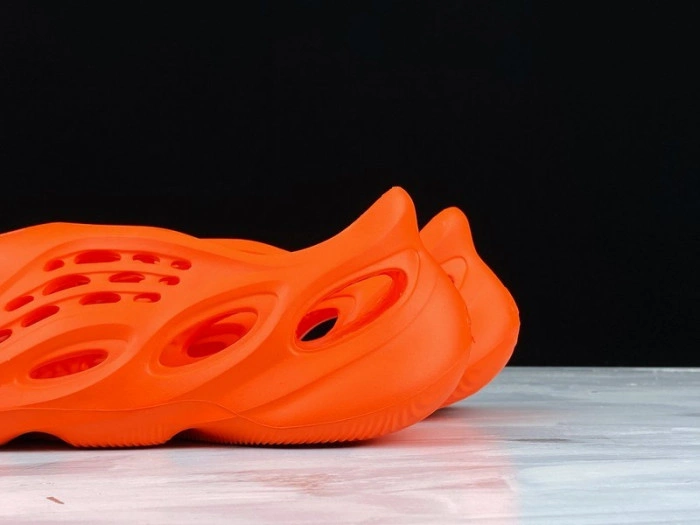 YEEZY FOAM RUNNER NACARAT