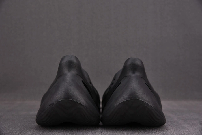 adidas Yeezy Foam RNR Onyx   HP8739