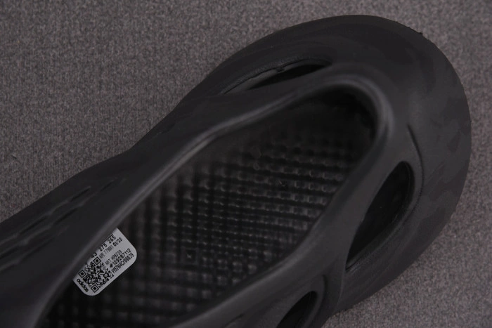 adidas Yeezy Foam RNR Onyx   HP8739