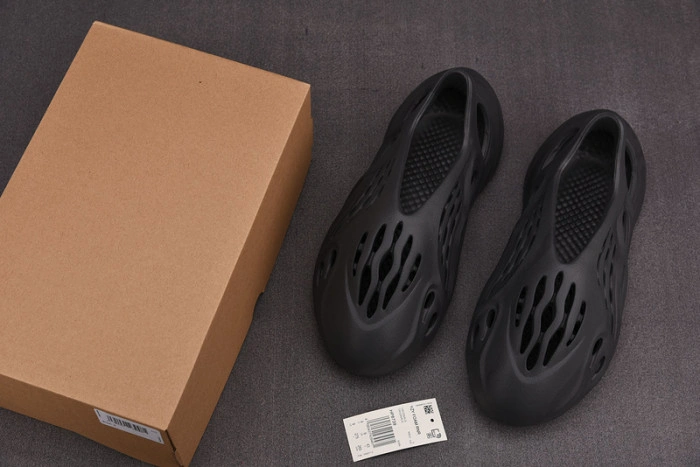 adidas Yeezy Foam RNR Onyx   HP8739