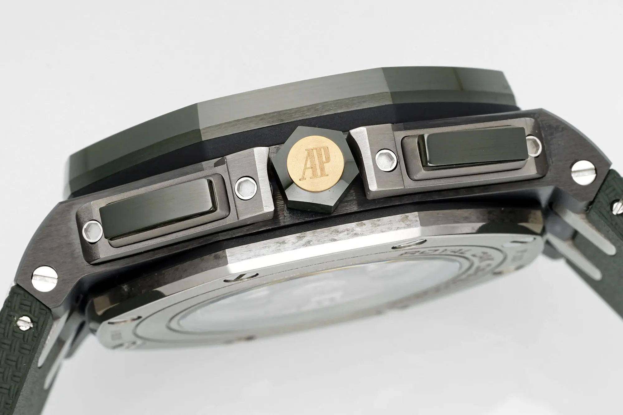 Snug JH Factory Audemars Piguet Royal Oak Offshore 26400 Green Super Clone Watch 6219
