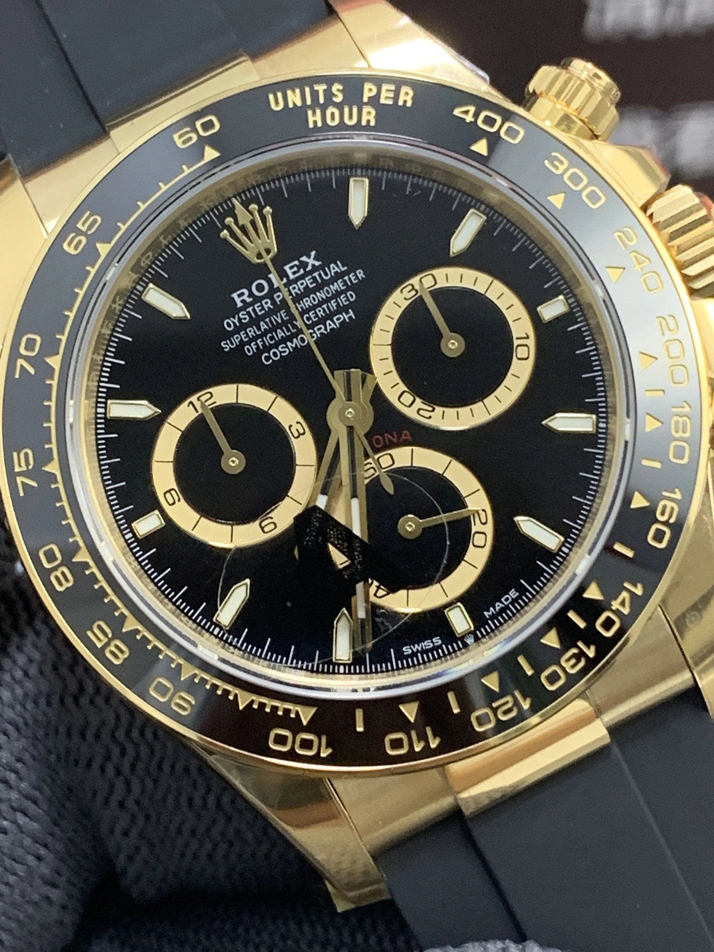 MoistureWicking CBD Factory Rolex Cosmograph Daytona 40mm Black Panda Dial Yellow Gold Rubber Strap (126518LN) 1:1 Super Clone – DD4131 Movement 14
