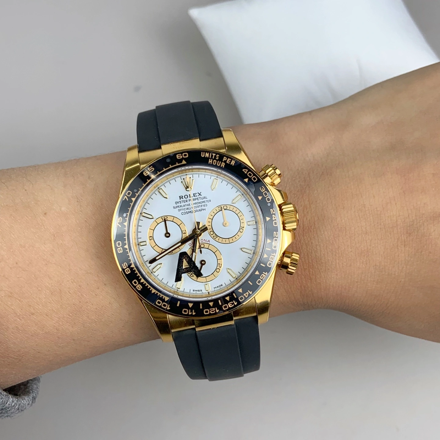 CBD Factory Rolex Cosmograph Daytona Yellow Gold White Dial Rubber Strap (126518LN) 1:1 Super Clone – DD4131 Movement Comfortable 24