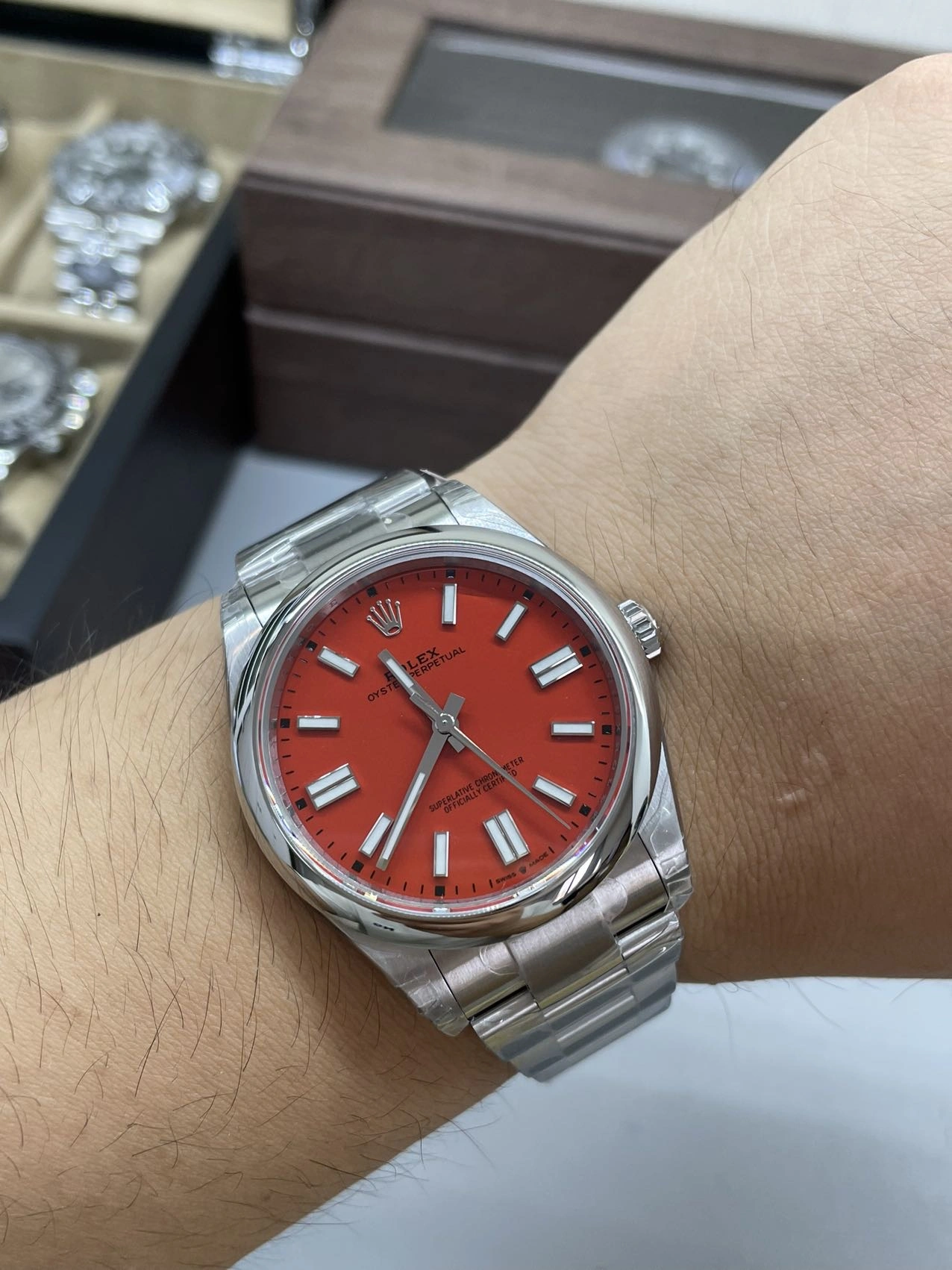 CBD Factory Rolex Oyster Perpetual 41mm Coral Red Dial Smooth Bezel Oyster Bracelet (124300) 1:1 Super Clone – DD3230 Movement Effortless 168
