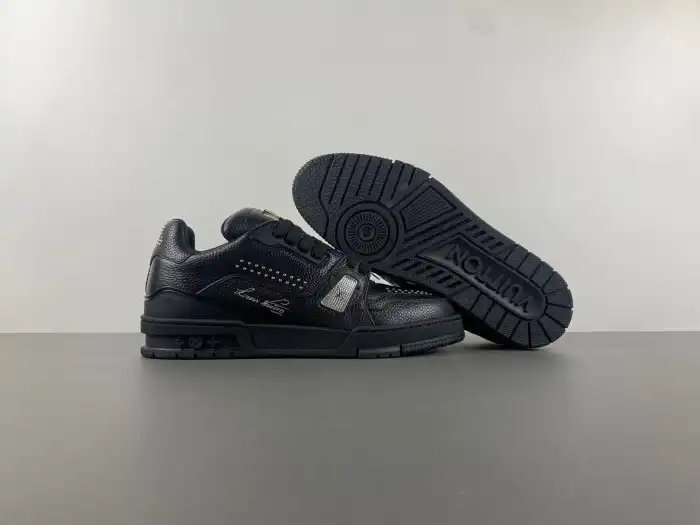 LV TRAINER SNEAKER 24121003