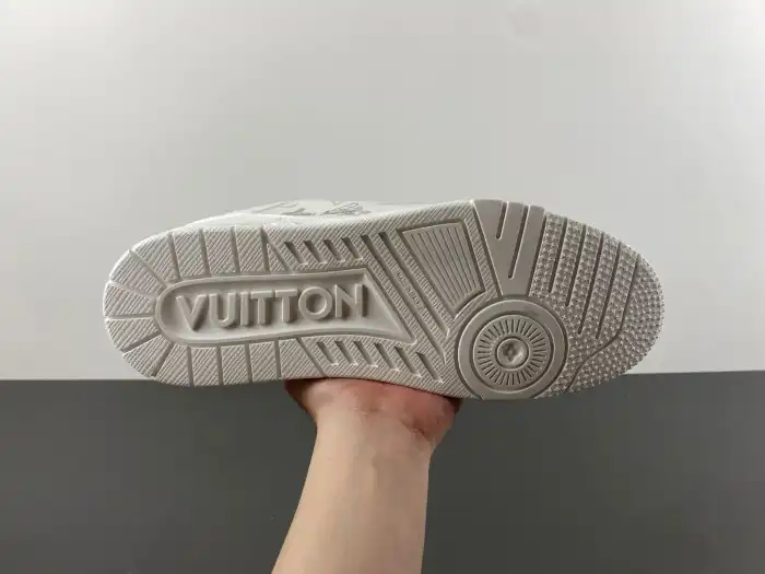 LV TRAINER SNEAKER 24052404