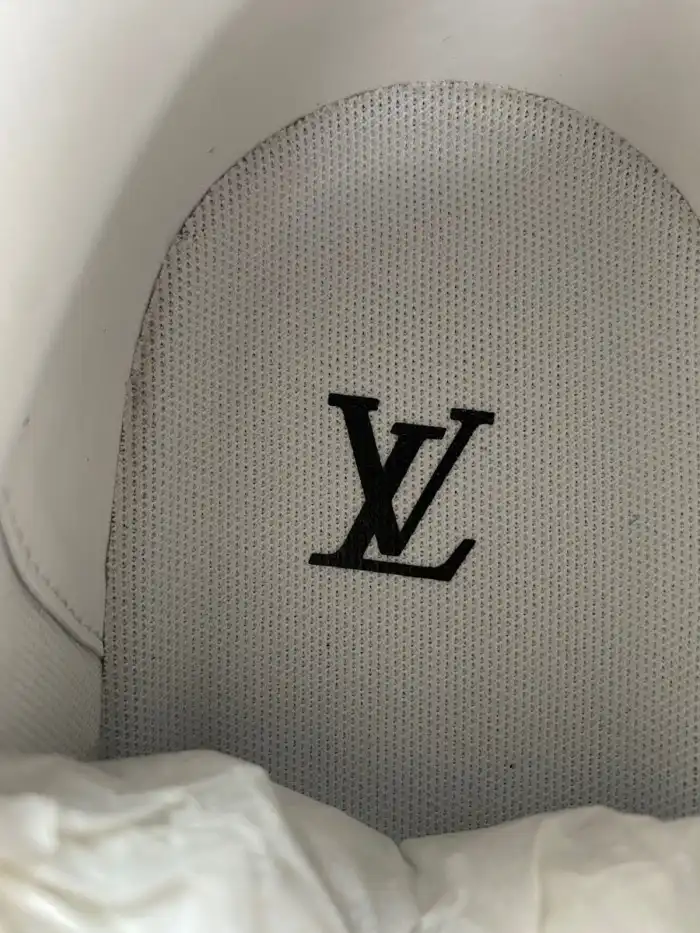 LV TRAINER SNEAKER 24121001