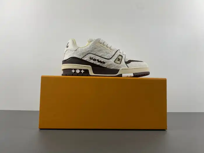 LV TRAINER SNEAKER 24052406