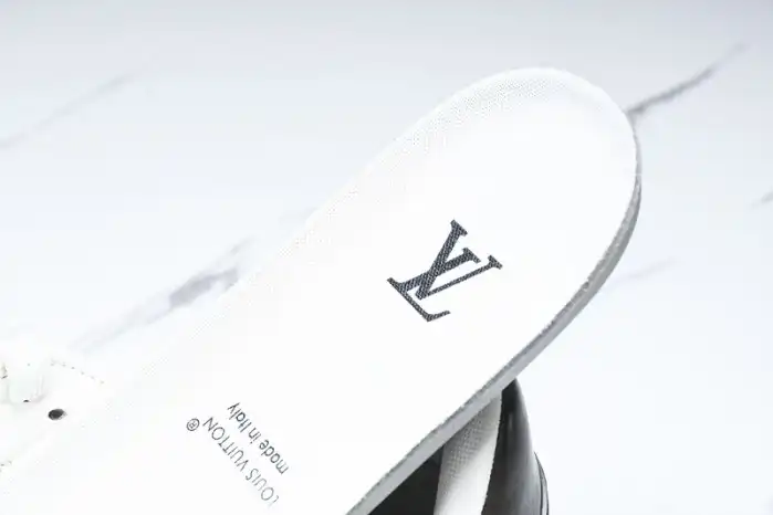 LV TRAINER SNEAKER 24051004