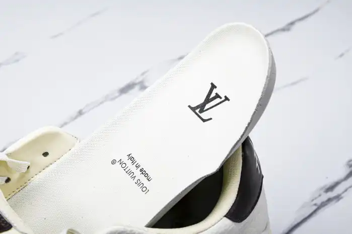 LV TRAINER SNEAKER 24051006